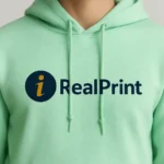 Grup de bărbați purtând hanorace personalizate verde mentă iRealPrint, stil streetwear relaxat și imagine de echipă modernă în aer libertate vizuală puternică modernă