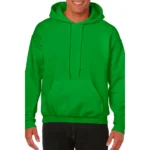 Model purtând hanorac bărbați verde Irish într-o prezentare frontală, stil casual modern și croială confortabilă