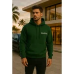 Model masculin prezentând hanorac personalizat verde forest cu glugă și buzunar kangaroo într-o ținută casual modernă