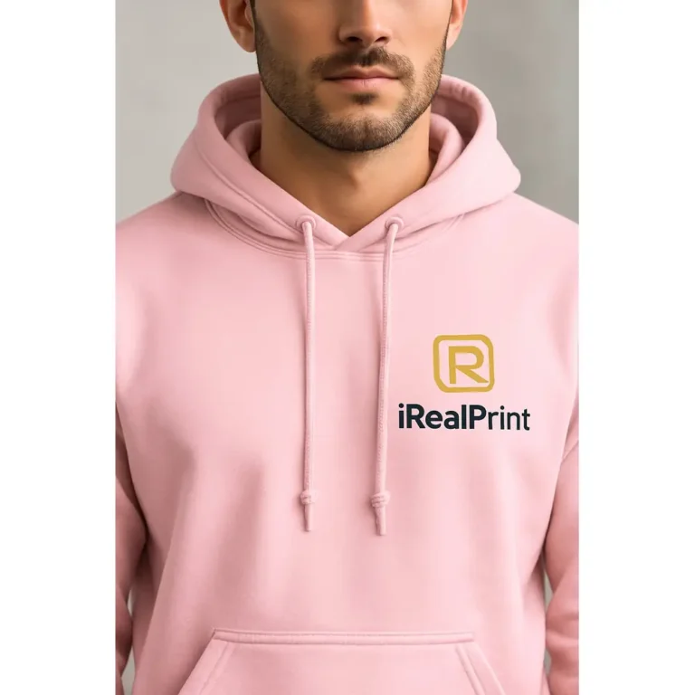 Detaliu hanorac personalizat bărbați roz light cu logo iRealPrint aplicat pe piept, evidențiind textura materialului și calitatea personalizării grafice