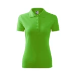 Tricou polo damă personalizat verde măr prezentat frontal pe fundal neutru pentru evidențierea croielii feminine și a suprafeței de personalizare