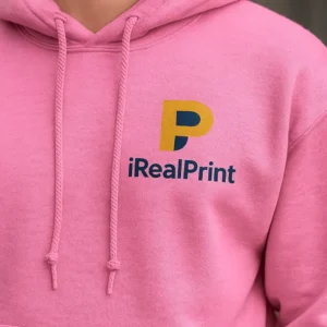 Detaliu hanorac personalizat bărbați roz azalea cu logo iRealPrint aplicat pe piept, evidențiind textura materialului și calitatea personalizării grafice