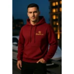 Model masculin purtând hanorac personalizat roșu cherry iRealPrint într-un decor urban de seară, ilustrând stilul streetwear modern