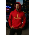 Model masculin purtând hanorac personalizat bărbați roșu iRealPrint într-un decor urban de noapte, evidențiind stilul modern și impactul vizual al culorii roșii