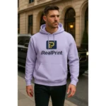 Model masculin purtând hanorac personalizat bărbați orhidee iRealPrint într-un cadru urban modern, evidențiind stilul casual și culoarea elegantă