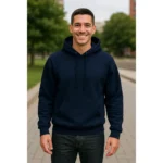 Model masculin purtând hanorac personalizat bărbați navy într-un cadru urban relaxat, ilustrând stilul casual modern