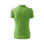 Spate tricou polo damă personalizat verde iarbă prezentat pe fundal neutru pentru evidențierea croielii feminine