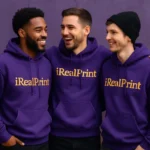 Model masculin purtând hanorac personalizat bărbați mov într-un cadru urban premium, evidențiind stilul modern și eleganța culorii