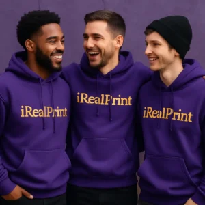 Model masculin purtând hanorac personalizat bărbați mov într-un cadru urban premium, evidențiind stilul modern și eleganța culorii
