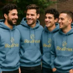 Grup de bărbați purtând hanorace indigo personalizate iRealPrint pentru branding vizual premium și identitate de echipă modernă