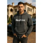 Hanorac bărbați personalizat dark heather din bumbac premium cu glugă reglabilă și buzunar frontal, purtat într-un outfit urban modern care evidențiază stilul masculin și personalizarea iRealPrint