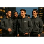Grup de bărbați purtând hanorace personalizate charcoal iRealPrint într-un context urban modern, evidențiind identitatea vizuală de echipă, brandingul premium și stilul streetwear masculin contemporan