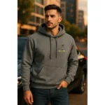 Hanorac bărbați personalizat graphite purtat într-un outfit urban modern, evidențiind stilul streetwear masculin, materialul premium și personalizarea elegantă iRealPrint aplicată pe piept