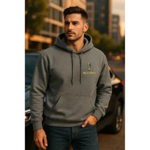 Hanorac bărbați personalizat graphite purtat într-un outfit urban modern, evidențiind stilul streetwear masculin, materialul premium și personalizarea elegantă iRealPrint aplicată pe piept