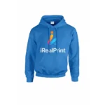 Hanorac bărbați albastru regal personalizat cu logo iRealPrint multicolor aplicat frontal, evidențiind contrastul vizual puternic dintre grafica vibrantă și materialul premium al hanoracului