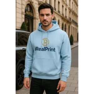 Hanorac bărbați personalizat albastru light purtat într-un outfit urban modern, stil streetwear contemporan care evidențiază versatilitatea culorii și impactul vizual al personalizării iRealPrint