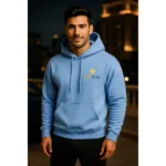 Detaliu hanorac bărbați albastru carolina personalizat cu logo iRealPrint aplicat prin transfer termic premium, evidențiind claritatea graficii și contrastul elegant dintre personalizare și materialul hanoraculuiica logo și materialul hanoracului