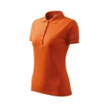 Tricou polo damă personalizat portocaliu prezentat din perspectivă laterală pentru a evidenția forma cambrată și designul polo