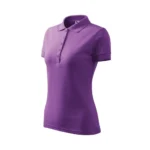 Tricou polo damă mov cu croială feminină cambrată și guler structurat, design elegant potrivit pentru branding modern