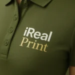 Detaliu personalizare logo pe tricou polo damă kaki realizată prin transfer termic profesional cu contrast clar și aspect premium