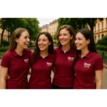 Grup de femei purtând tricouri polo damă garnet personalizate cu logo într-un cadru urban, imagine de echipă cu branding vizibil
