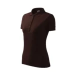 Tricou polo damă cafea văzut din perspectivă laterală cu croială feminină modernă și stil business casual pentru branding