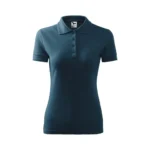 Tricou polo damă personalizat albastru navy prezentat frontal pe fundal neutru pentru evidențierea croielii cambrate și a zonei de personalizare pentru logo