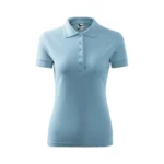 Tricou polo damă personalizat albastru deschis prezentat frontal pe fundal neutru pentru evidențierea croielii feminine și a zonei de personalizare pentru logo