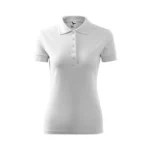 Tricou polo damă personalizat alb prezentat frontal pe fundal neutru pentru evidențierea croielii feminine și a zonei de personalizare pentru logo