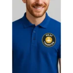 Detaliu personalizare prin transfer termic pe tricou polo bărbați personalizat albastru regal, evidențiind claritatea logo-ului și textura materialului