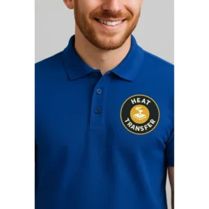Detaliu personalizare prin transfer termic pe tricou polo bărbați personalizat albastru regal, evidențiind claritatea logo-ului și textura materialului