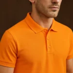 Prim plan tricou polo bărbați orange evidențiind textura materialului și gulerul cu nasturi, detaliu premium pentru prezentarea calității produsului