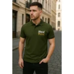 Bărbat purtând tricou polo personalizat verde militar cu logo iRealPrint într-un cadru urban elegant, stil profesional pentru branding companie