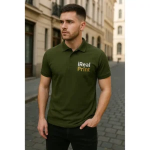 Bărbat purtând tricou polo personalizat verde militar cu logo iRealPrint într-un cadru urban elegant, stil profesional pentru branding companie