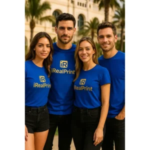 Echipă purtând tricouri personalizate unisex albastru regal într-un cadru elegant, imagine profesională pentru identitate vizuală de brand
