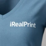 Detaliu personalizare logo pe tricou damă denim cu anchior în V, transfer termic alb aplicat clar pe material bumbac premium