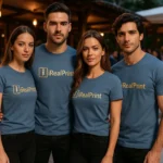 Echipă purtând tricouri personalizate unisex culoare denim într-un cadru elegant, imagine profesională pentru identitate vizuală de brand