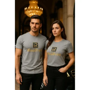 Model bărbat și femeie purtând tricouri unisex personalizate gri închis într-un cadru elegant, imagine lifestyle pentru prezentare produs