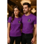 Bărbat și femeie purtând tricouri unisex personalizate mov cu logo iRealPrint într-un cadru elegant, imagine lifestyle pentru branding și prezentare produs