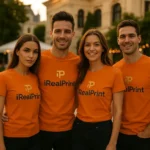 Bărbați și femei purtând tricouri unisex personalizate portocalii cu logo iRealPrint într-un cadru outdoor elegant, imagine lifestyle pentru promovare
