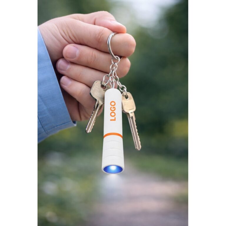 Breloc cu lanternă LED portocaliu prins la chei, scenă lifestyle cu utilizare reală și iluminare rapidă în activități zilnice