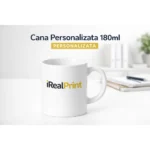 Cană albă personalizată 180ml cu logo iRealPrint în prim-plan pe fundal office luminos, evidențiind claritatea personalizării și contrastul pe ceramică albă