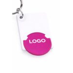 Close-up breloc dreptunghiular cu FISĂ de cumpărături roz, detaliu personalizare logo prin print color pe suprafață plastic pentru branding clar și memorabil