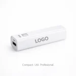 Baterie externă personalizată albă cu logo, poziționare orizontală pentru evidențierea formei compacte și a personalizării elegante pentru branding business