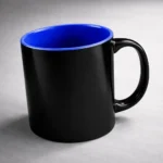 Cana termosensibila personalizata albastru inchis fotografiata pe fundal neutru, evidentiind finisajul elegant si suprafata pregatita pentru personalizare
