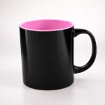 Cana termosensibila personalizata roz pastel fotografiata pe fundal neutru de studio, evidentiind finisajul elegant si suprafata pregatita pentru personalizare