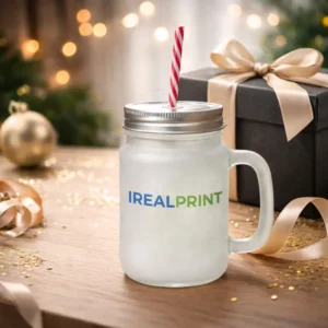 Halbă de limonadă personalizată cu logo iRealPrint prezentată într-un decor festiv cu cutie cadou și lumini decorative, sugerând un cadou original