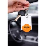Close-up breloc dreptunghiular cu FISĂ de cumpărături portocaliu, detaliu produs cu suprafață optimă pentru tampografie sau print color și branding memorabil