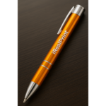 Pix metalic aluminiu Hello portocaliu cu logo companie aplicat pe corpul produsului, prim-plan pix promoțional metalic pentru branding vizibil și imagine profesională