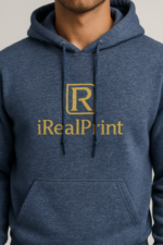 Detaliu hanorac bărbați heather navy personalizat cu logo iRealPrint auriu aplicat prin transfer termic premium, evidențiind contrastul elegant dintre grafica aurie și materialul melanj al hanoracului